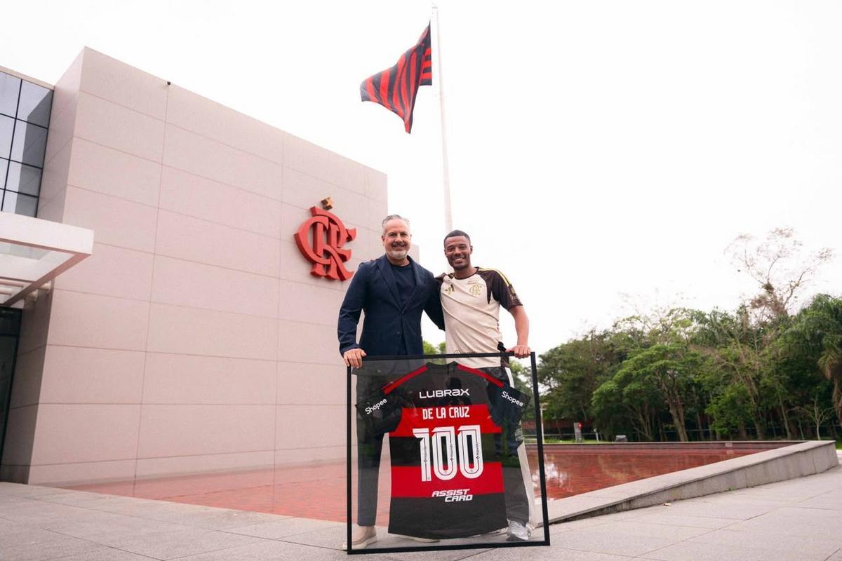 De La Cruz celebra 100 jogos pelo Flamengo com camisa especial