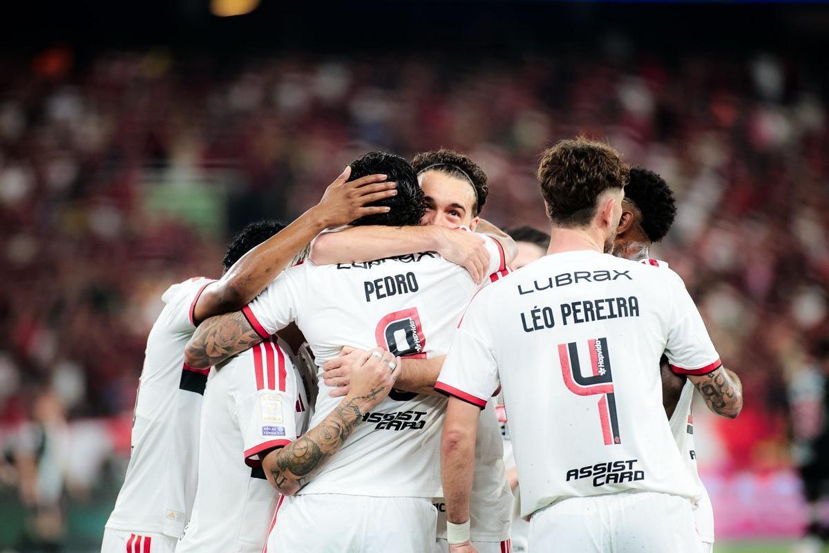 Flamengo goleia Vasco no clássico e amplia vantagem na liderança do Brasileirão